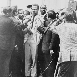 18/11/21. El activista Malcolm X hablando con la prensa.