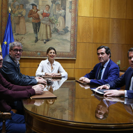 Los representantes de los sindicatos CCOO y UGT y de las patronales CEOE y Cepyme, en la Mesa de Diálogo Social con la ministra de Trabajo, Yolanda Díaz.