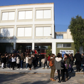 E​studiants al davant de la Facultat d’Educació i Psicologia de la URV