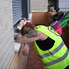 Una vecina durante un desahucio en Madrid.