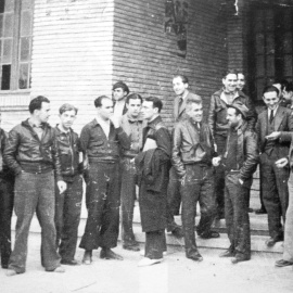 Varios militantes de CNT, UGT e IR y miembros del Consejo de Aragón charlan en Caspe en 1936.