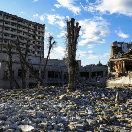 11/03/2022 Un edificio destruido por una bomba cerca del colegio número 25 en Zhytomyr (Ucrania)