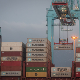 Los buques ,Maersk Denver y Mary Maersk, en la terminal de APM, gestionada por Maerks .en el puerto de Algeciras (Cádiz),