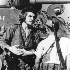 Foto de 1959 de Ernesto "Che" Guevara luchando durante la Revolución Cubana.