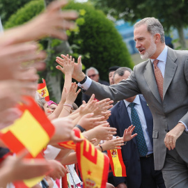 Felipe VI a su llegada a una exposición en la Iglesia de Santiago y Colegiata de Santa María, a 12 de junio de 2024, en Villafranca del Bierzo.