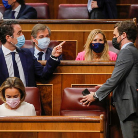 El líder y el secretario general del PP, Pablo Casado (d) y Teodoro García Egea, respectivamente, al inicio de la sesión de control al Gobierno de este miércoles en el Congreso centrada en los indultos a los presos del "procés" y a la que no asiste P