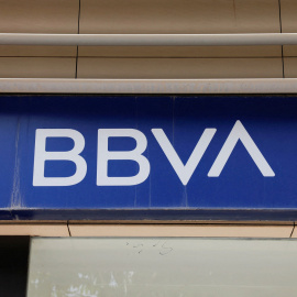 El logo de BBVA en una de sus sucursales en Málaga. REUTERS/Jon Nazca