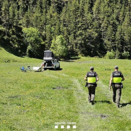 Agents Rurals durant la inspecció d'un vehicle