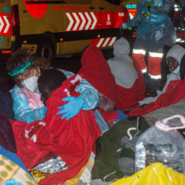 Ocupantes de la embarcación encallada en Órzola, en Lanzarote, con el equipo de emergencia.