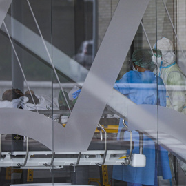 Sanitarios con traje EPI durante el ingreso de un paciente covid-19 al nuevo Hospital de Emergencia Covid-19. En Sevilla (Andalucía, España), a 01 de febrero de 2021.