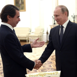 Vladimir Putin con José María Aznar, en 2016, en el Krelim, durante una visita privada del expresidente español