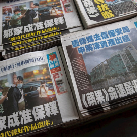 Números del Apple Daily a la venta en un kiosco de Hong Kong.