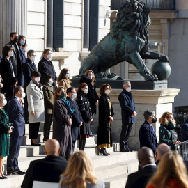 La presidenta del Congreso, Meritxell Batet (d) junto al presidente del Gobierno, Pedro Sánchez, preside el acto institucional celebrado con motivo de 43 aniversario de la Constitución, este lunes en el exterior del Congreso, debido a la pandemia de cor