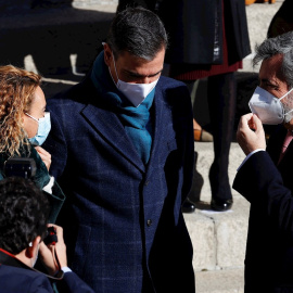 La presidenta del Congreso, Meritxell Batet, conversa con el presidente del Gobierno, Pedro Sánchez, y el presidente del Consejo General del Poder Judicial (CGPJ), Carlos Lesmes, durante el acto institucional celebrado con motivo de 43 aniversario de la 