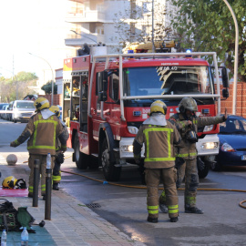 Els Bombers de la Generalitat, treballant en l'incendi de Vilassar de Mar que ha provocat la mort de dues dones.