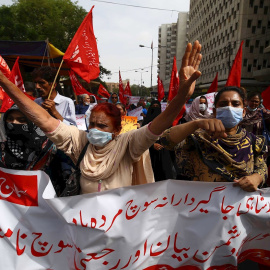 Mujeres paquistaníes gritan consignas durante una protesta contra la declaración del Primer Ministro Imran Khan sobre la ropa de mujer, en Islamabad, Pakistán, el 23 de junio de 2021.