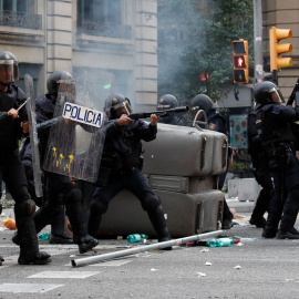 Los enfrentamientos entre manifestantes y fuerzas del orden se están produciendo en la Vía Laietana de Barcelona. / Reuters