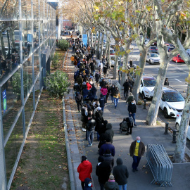 Gent fent cua a l'avinguda Rius i Taulet per entrar al punt de vacunació.