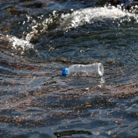 Una botella de plástico flota sobre las olas del mar en un puerto pesquero en Isumi, al este de Japón. REUTERS/Issei Kato