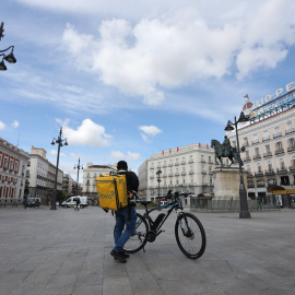 Un repartidor de la empresa Glovo en la Puerta del Sol.