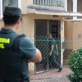 La Guardia Civil inspecciona la casa donde vivía la pareja de Castro Urdiales. / EFE