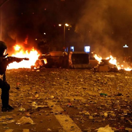 Grup de policies durant la cinquena nit d'aldarulls a Barcelona. EFE / Toni Albir