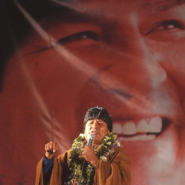 Fotografía de archivo fechada el 13 de diciembre de 2005, que muestra al líder indígena Evo Morales, candidato a la presidencia de Bolivia por el Movimiento al Socialismo (MAS), durante el cierre de campaña celebrado en la Plaza Villarroel de la ciuda