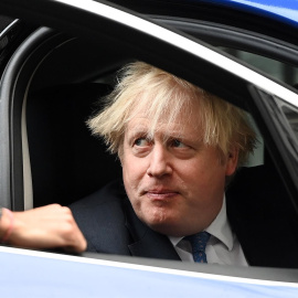 El primer ministro británico, Boris Johnson dentro de un vehículo eléctrico, a 1 de diciembre de 2021.