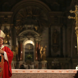 El cardenal arzobispo de Santiago, Ricardo Ezzati, en un servicio religioso en la caedral de la capital chilena el pasado julio. REUTERS/Ivan Alvarado