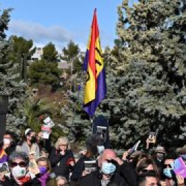 El último adiós a Almudena Grandes: libros negros, banderas republicanas y el grito "sin memoria no hay democracia"