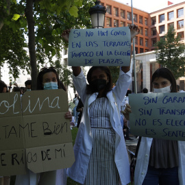 25/05/2021.- Médicos Internos Residentes (MIR) protestan a las puertas del Ministerio de Sanidad en Madrid, este martes.