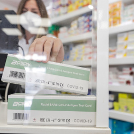 Una caja con test de antígenos contra la covid-19 en una farmacia.