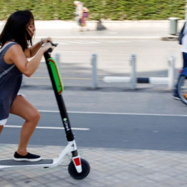 Una mujer en patín por la calle. /EFE (archivo)