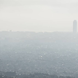 La boina de contaminación sobre la ciudad de Barcelona. EFE