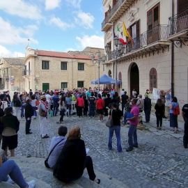 13/12/2021 Los vecinos del pueblo siciliano Palazzo Adriano hacen cola para vacunarse en la plaza central.