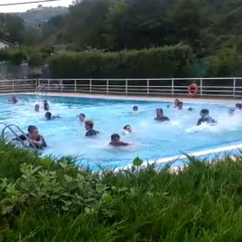 Un socorrista de una piscina alavesa impide bañarse con camiseta a un niño transgénero.