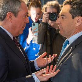 Juan Espadas y Juan Manuel Moreno Bonilla conversan en una imagen de archivo.