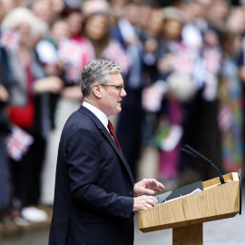 El nuevo primer ministro de Gran Bretaña, Keir Starmer, pronuncia su primer discurso en el número 10 de Downing Street, en Londres.