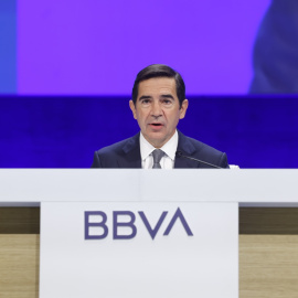 El presidente del BBVA, Carlos Torres, preside la junta general extraordinaria de accionistas en Bilbao.