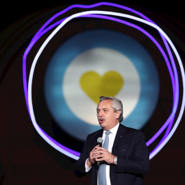 El presidente de Argentina, Alberto Fernández, habla durante un acto popular, en Buenos Aires (Argentina), el pasado 10 de diciembre.