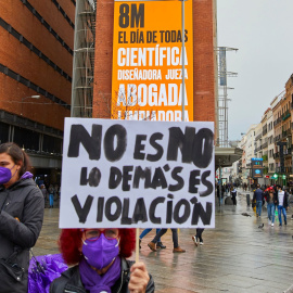 Una mujer sostiene una pancarta donde se lee "No es no, lo demás es violación", durante un acto simbólico del Movimiento Feminista de Madrid en la Plaza de Callao, en Madrid (España), a 8 de marzo de 2021.