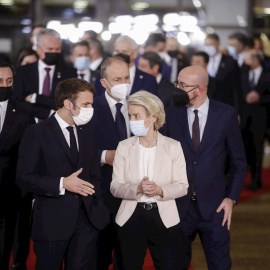 El presidente francés Emmanuel Macron y la presidenta de la Comisión Europea Ursula von der Leyen durante una foto de familia en la cumbre, el miércoles 15 de diciembre, en Bruselas, Bélgica.