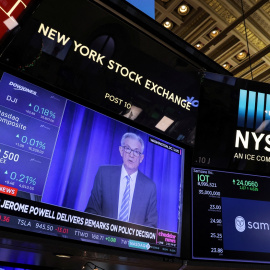 Un monitor de televisión en el patio de negociación de la Bolsa de Nueva York (NYSE, en sus siglas en inglés), en Wall Street, ofrece la imagen del presidente de la Reserva Federal, Jerome Powell, informando de las decisiones del banco central estadoun