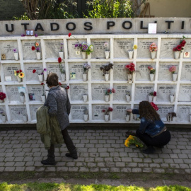 Varias personas visitan tumbas de víctimas de la dictadura de Pinochet en el cementerio de Santiago de Chile. Fotografía de septiembre de 2020.