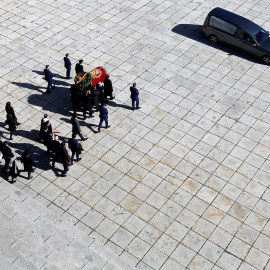 24/10/2019 - Los familiares de Franco portan el féretro con los restos del dictador. / REUTERS