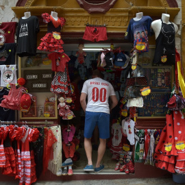 Un aficionado polaco entra en una tienda de souvenirs en Sevilla en los días previas al partido entre España y Polonia de la Eurocopa de fútbol.