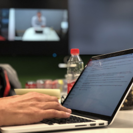 Imagen de la video reunión con el responsable de WhatsApp en las oficinas de Facebook en Madrid. Público