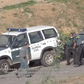 Imagen de la devolución en caliente de Doumbe Nnabuchi, esposado de pies y manos, en Melilla en 2014.