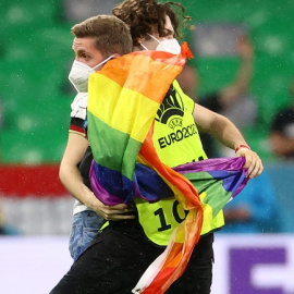 Un espontáneo con la bandera arcoíris salta al césped del Allianz Arena durante el himno de Hungría