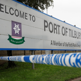 25/10/2019 - Una cinta policial en la entrada del puerto de Tilbury donde las autoridades retienen los cuerpos de los migrantes, luego de su descubrimiento en un camión en Essex. REUTERS / Peter Nicholls